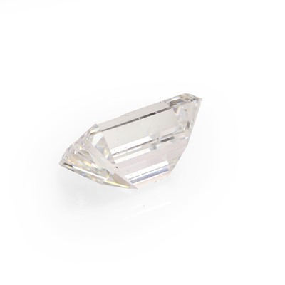Lot 252 - An unmounted emerald cut diamond