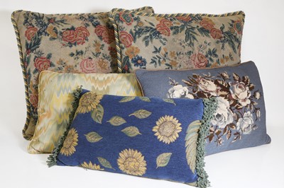 Lot 318 - A group of five cushions