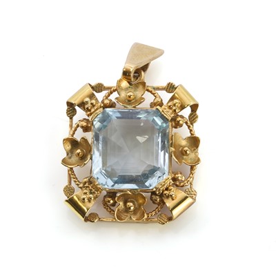Lot 66 - A single stone aquamarine pendant