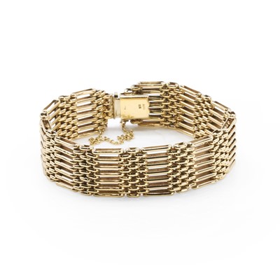 Lot 493 - A 9ct gold gate bracelet
