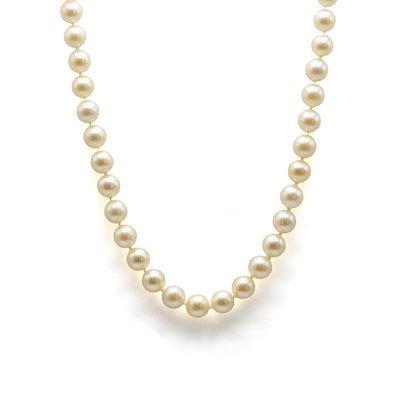 Lot 189 - A single row cultured pearl necklace with a sapphire and diamond clasp