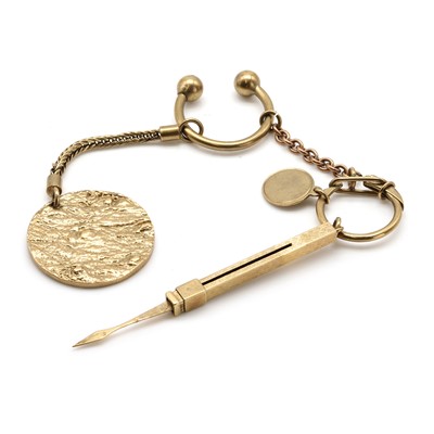 Lot 516 - A 9ct gold keyring