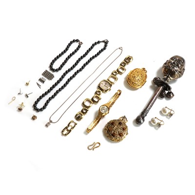 Lot 441 - A group of assorted costume jewellery and other items