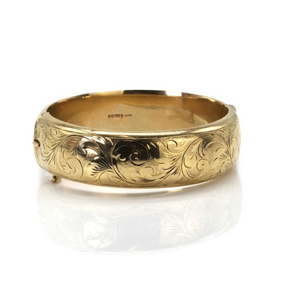 Lot 472 - A 9ct gold hinged bangle