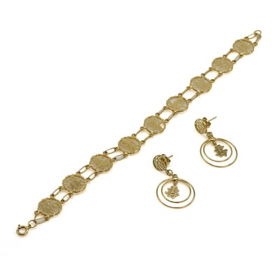 Lot 293 - A Chinese panel bracelet and earrings set
