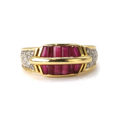 Lot 121 - A ruby and diamond ring