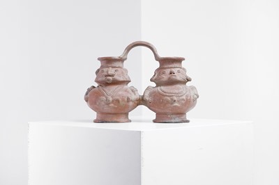 Lot 252 - A group of pottery items