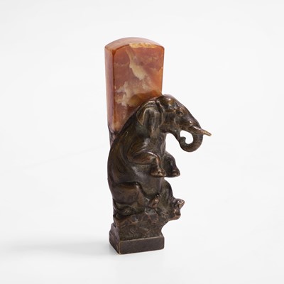 Lot 440 - A desk seal