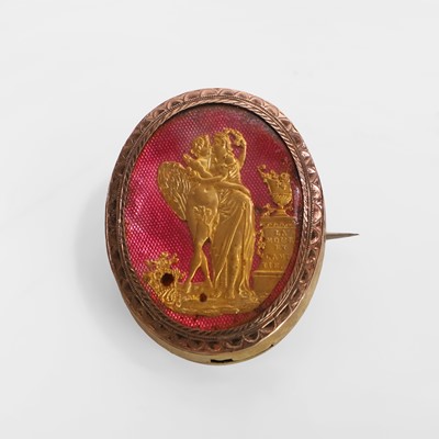 Lot 437 - A Georgian oval gold brooch