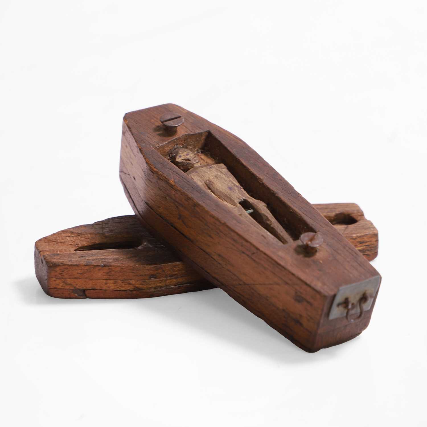 Lot 292 - A macabre miniature wooden coffin snuffbox