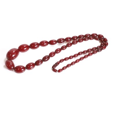 Lot 292 - A graduated single row Bakelite bead necklace