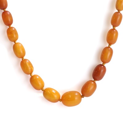 Lot 173 - An amber bead necklace
