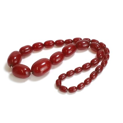 Lot 291 - A vintage Bakelite bead necklace