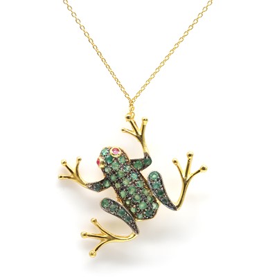 Lot 260 - An emerald and ruby frog brooch/pendant and chain