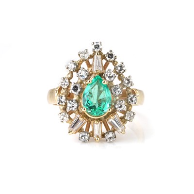 Lot 112 - An emerald and diamond cluster ring