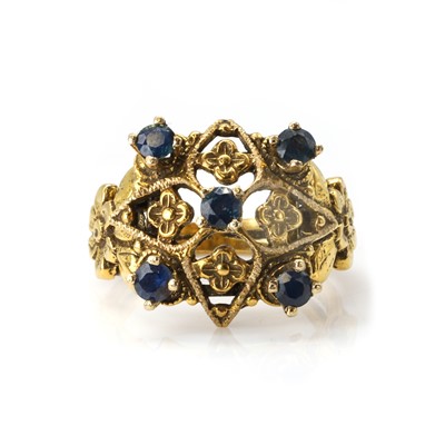 Lot 141 - A gold and sapphire dress ring