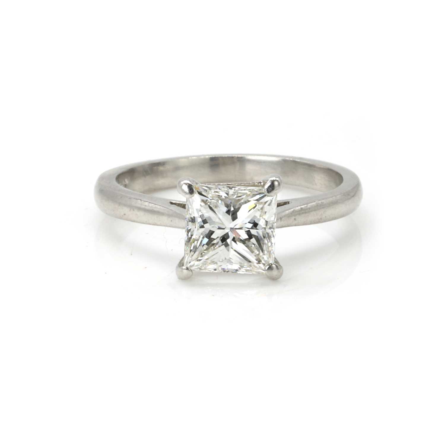 Lot 185 - A platinum and diamond ring