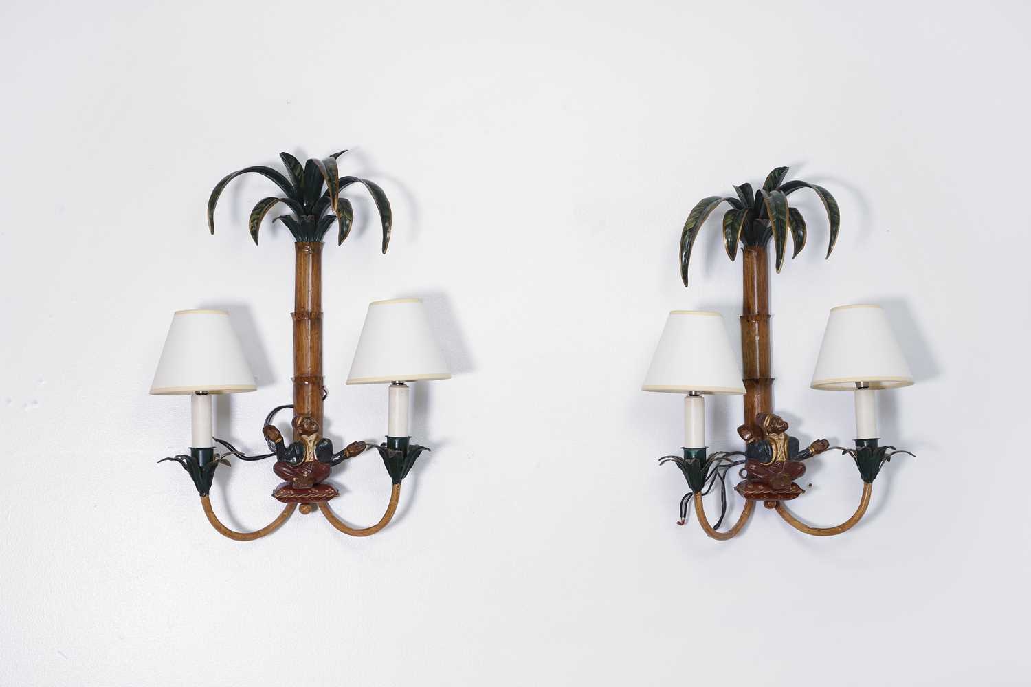 Lot 321 - A pair of toleware wall lights
