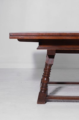 Lot 349 - An oak draw leaf table