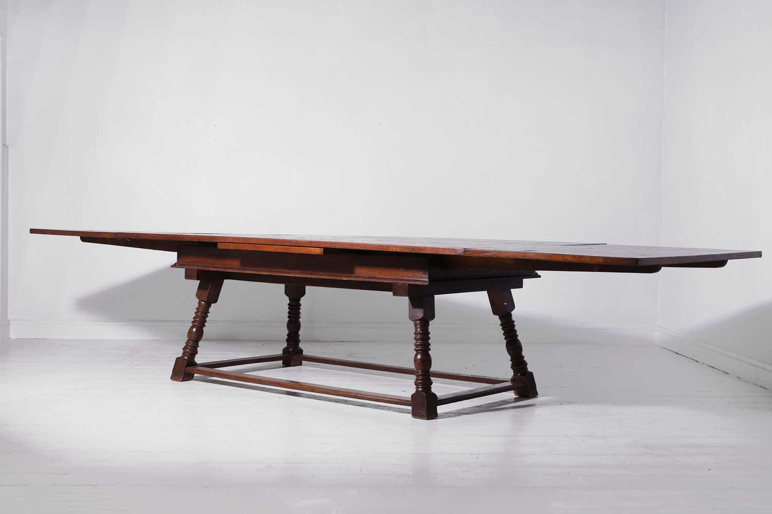 Lot 349 - An oak draw leaf table