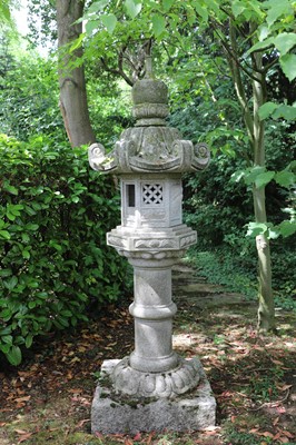 Lot 500 - A modern Japanese white granite lantern