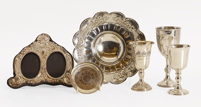 Lot 21 - A silver dish