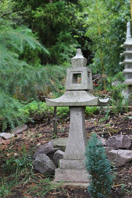 Lot 499 - A modern Japanese white granite lantern