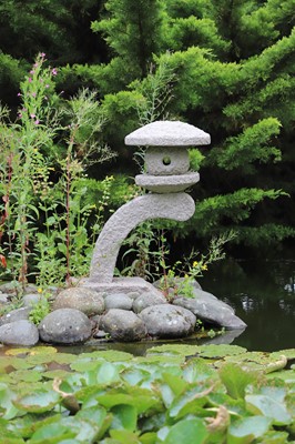 Lot 498 - A modern Japanese white granite lantern