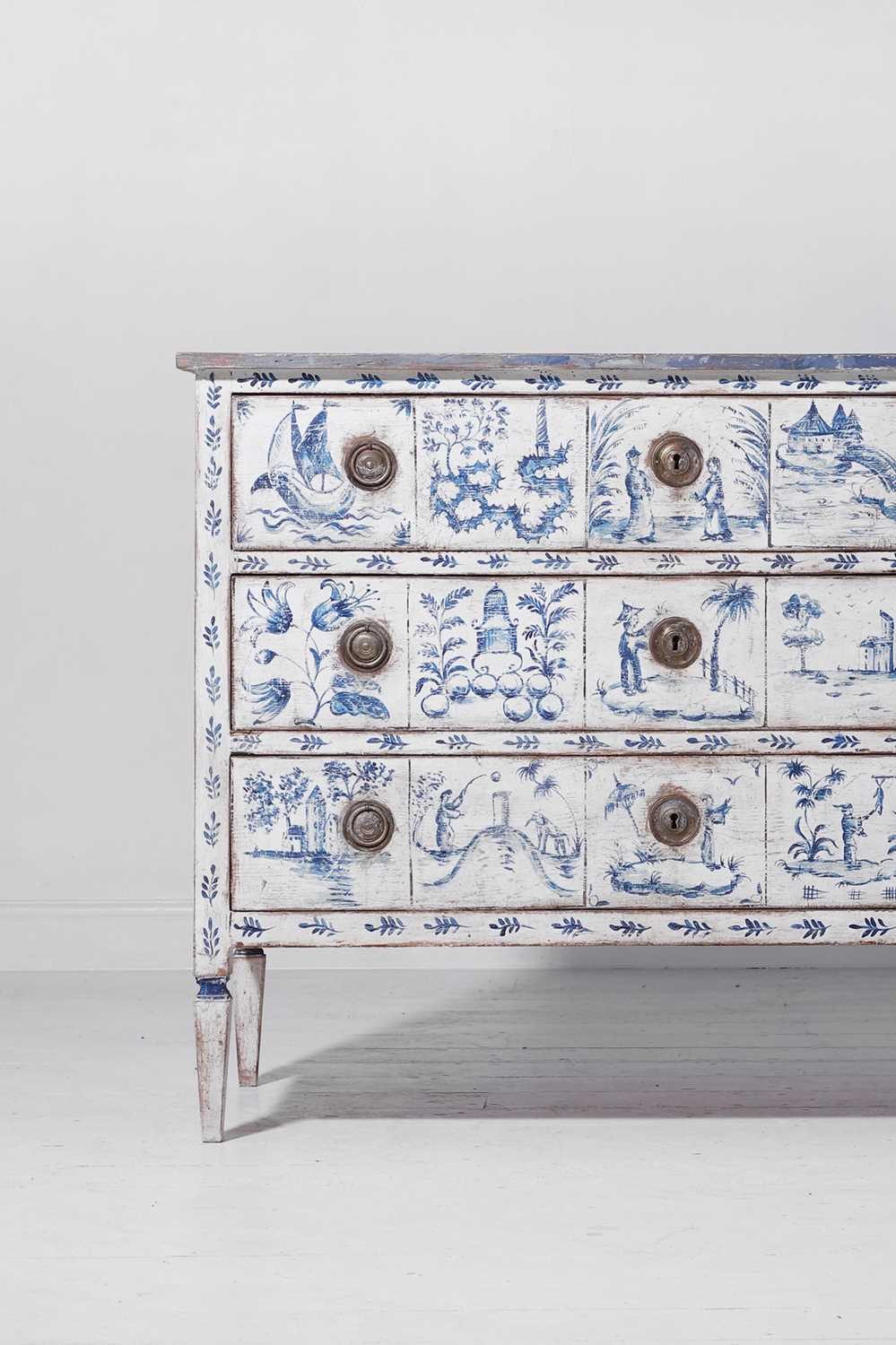 Lot 505 - A painted pine commode