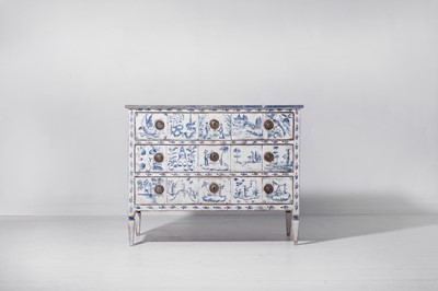 Lot A painted pine commode