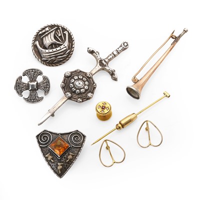 Lot 244 - A collection of antique and later gold and silver brooches
