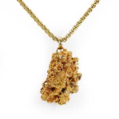 Lot 116 - An abstract gold pendant on chain