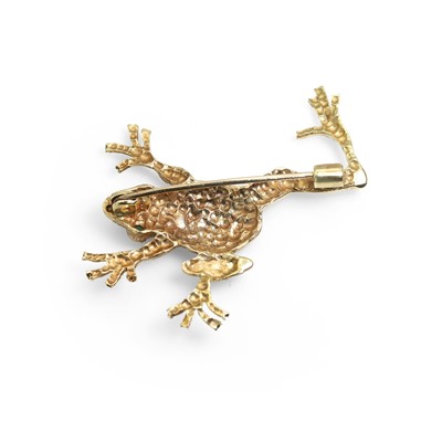 Lot 44 - A 9ct gold emerald frog brooch