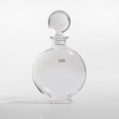 Lot 213 - A Baccarat 'Nautilus' glass decanter
