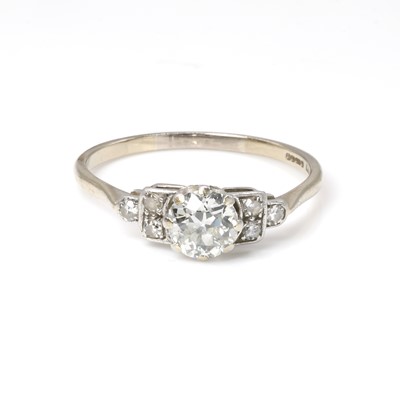Lot 100 - An 18ct white gold diamond ring