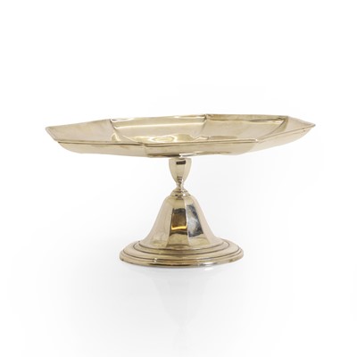 Lot 14 - A silver tazza