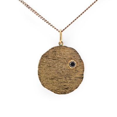 Lot 164 - An abstract design pendant