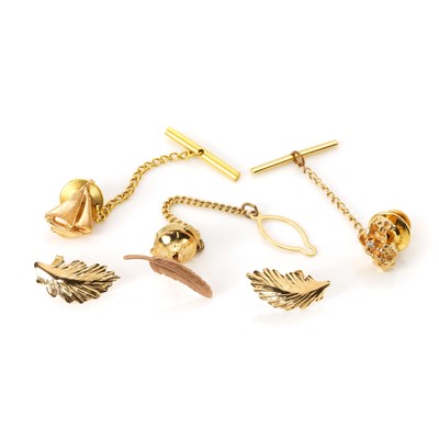 Lot 225 - A small group of gold and costume jewellery