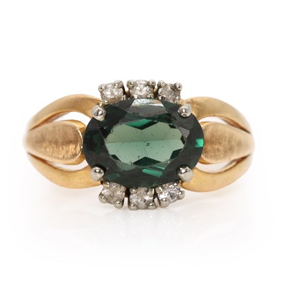 Lot 147 - A synthetic green spinel cluster ring