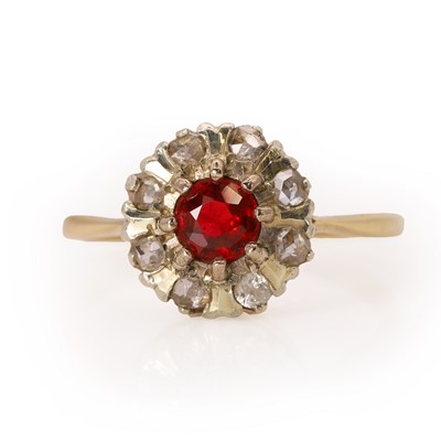 Lot 101 - A garnet topped doublet and diamond cluster ring