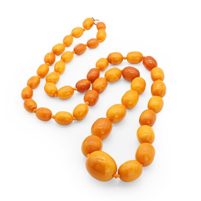 Lot 119 - A graduated single row butterscotch amber necklace