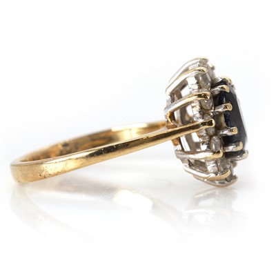 Lot 76 - A 9ct gold sapphire cluster ring