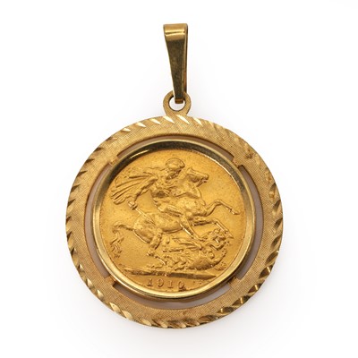 Lot 324 - A sovereign coin pendant