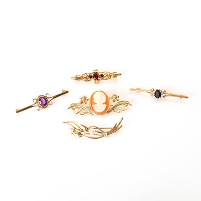 Lot 221 - A collection of gold brooches