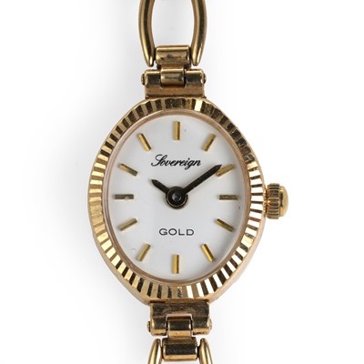 Lot 368 - A ladies' 9ct gold sovereign quartz bracelet watch