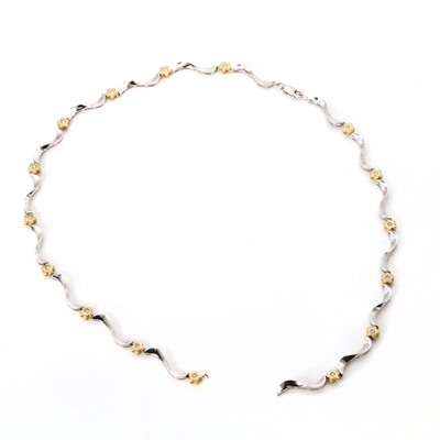 Lot 153 - A bicoloured gold diamond set floral necklace