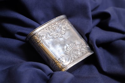 Lot 18 - A George II Scottish silver snuff mull