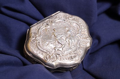 Lot 9 - A silver snuff box