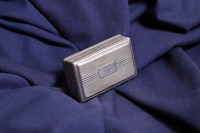 Lot 16 - A George III silver snuff box