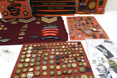 Lot 167 - A selection of British Army buttons, badges and patches
